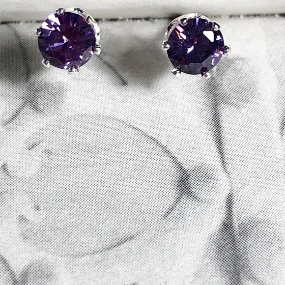 Tiny tiny solitaire diamond style stud earrings purple - Picture 1 of 3